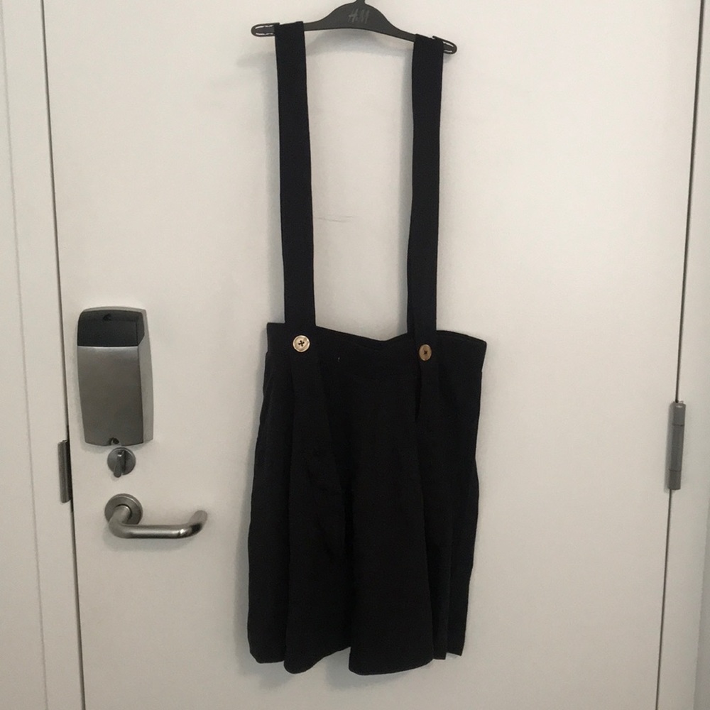 A line skirt with suspenders